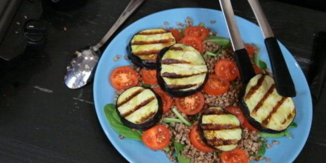 Рецепт салата из гречки с баклажаном