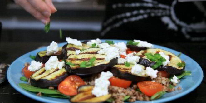 Рецепт салата из гречки с баклажаном