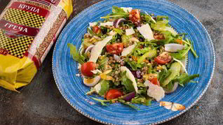 Рецепт Салата из гречки с копченой курицей и томатами