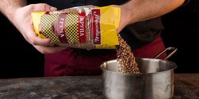 Рецепт салата из гречки с копченой курицей и томатами