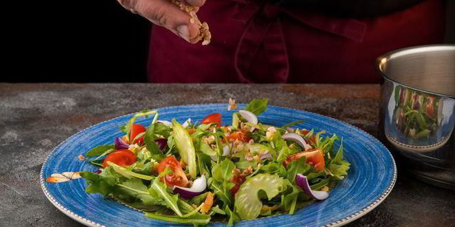 Рецепт салата из гречки с копченой курицей и томатами