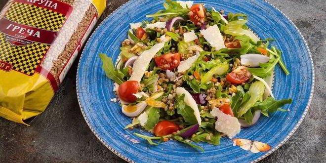 Рецепт салата из гречки с копченой курицей и томатами