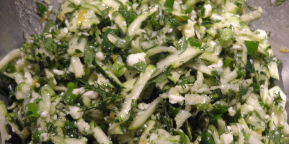 Как приготовить салат с цукини, зеленью и фетой по-гречески