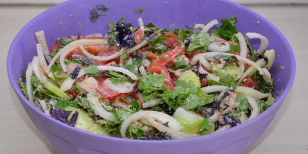 Как приготовить грузинский салат с ореховой заправкой