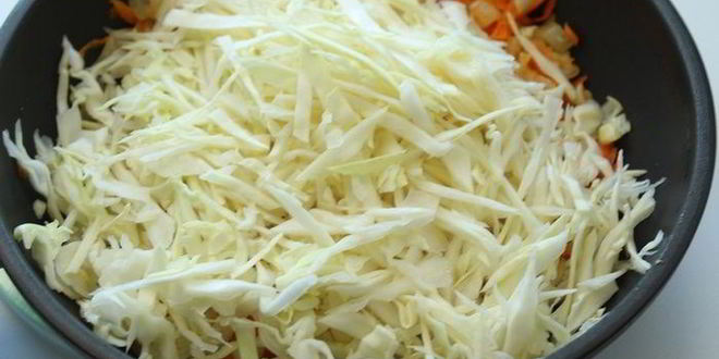 Рецепт капусты с чечевицей и колбасками