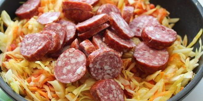 Рецепт капусты с чечевицей и колбасками