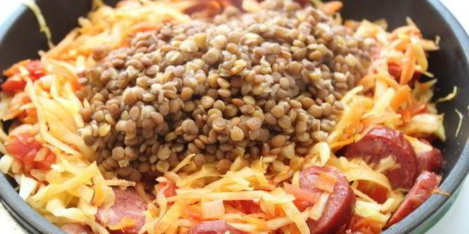 Рецепт капусты с чечевицей и колбасками