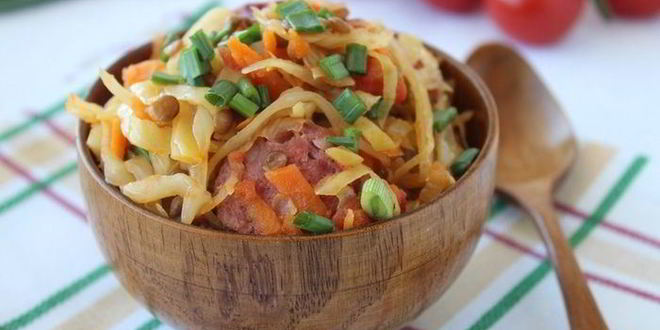 Рецепт капусты с чечевицей и колбасками