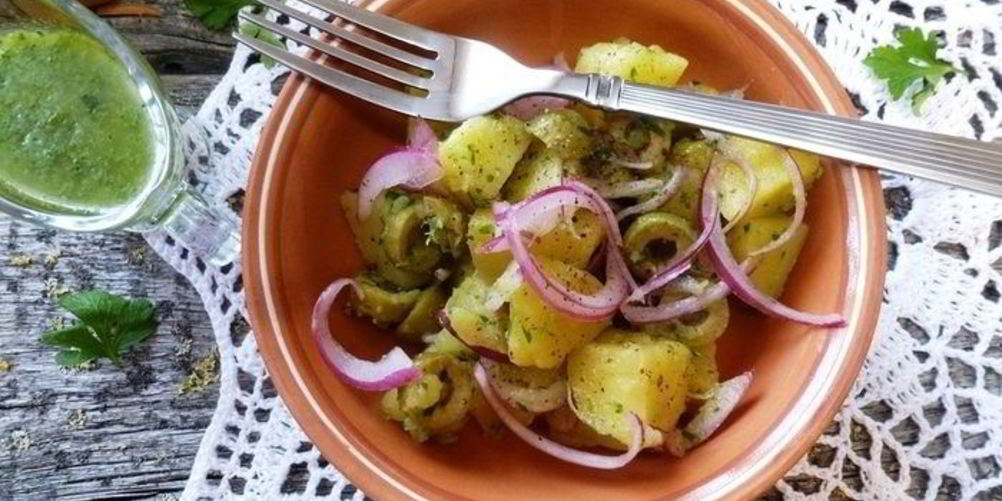 Как приготовить картофельный салат с красным луком и оливками