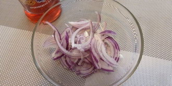 Рецепт картофельного салата с красным луком и оливками