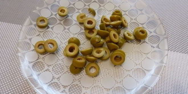 Рецепт картофельного салата с красным луком и оливками