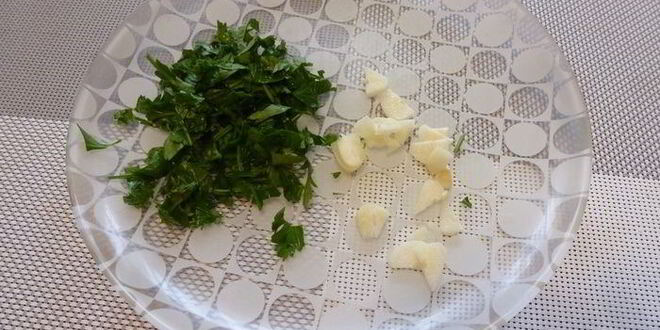 Рецепт картофельного салата с красным луком и оливками