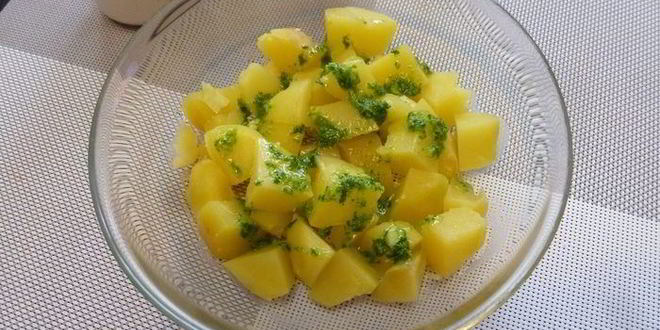 Рецепт картофельного салата с красным луком и оливками