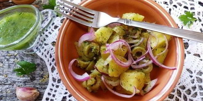 Рецепт картофельного салата с красным луком и оливками