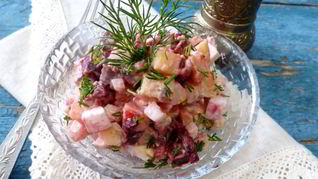 Рецепт Картофельного салата с соленой сельдью и свеклой
