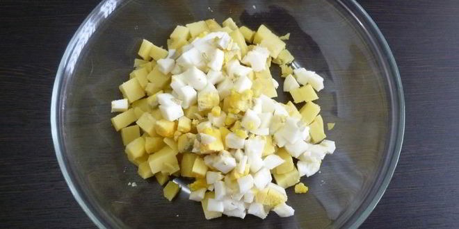 Рецепт картофельного салата с соленой сельдью и свеклой