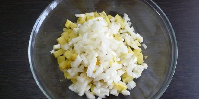 Рецепт картофельного салата с соленой сельдью и свеклой