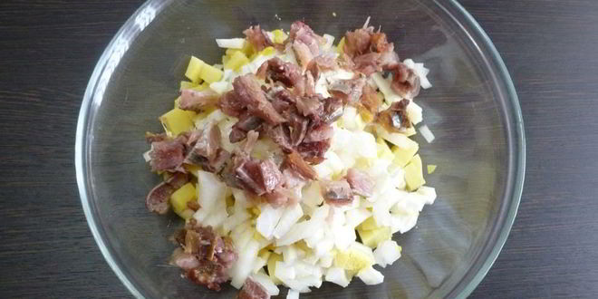 Рецепт картофельного салата с соленой сельдью и свеклой