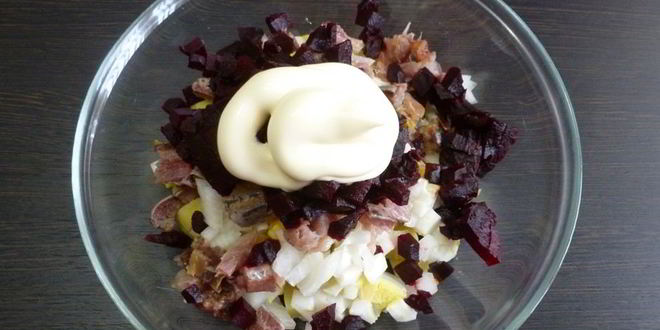 Рецепт картофельного салата с соленой сельдью и свеклой