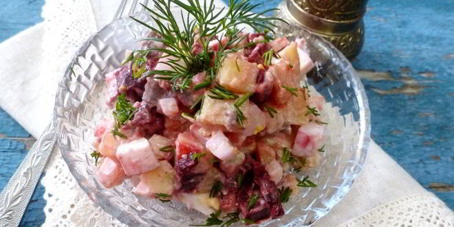 Рецепт картофельного салата с соленой сельдью и свеклой
