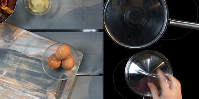 Рецепт картофельного салата со сливой и желтковой заправкой