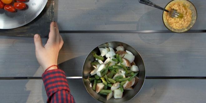 Рецепт картофельного салата со сливой и желтковой заправкой