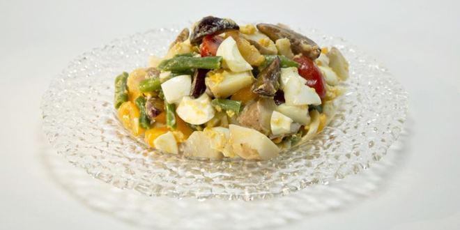 Рецепт картофельного салата со сливой и желтковой заправкой