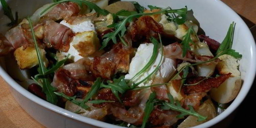 Как приготовить салат с картофелем, беконом, фасолью и яйцами пашот
