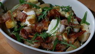 Рецепт Салата с картофелем, беконом, фасолью и яйцами пашот