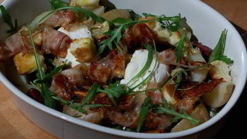 Рецепт Салата с картофелем, беконом, фасолью и яйцами пашот