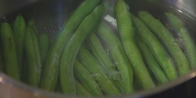 Рецепт салата с картофелем, беконом, фасолью и яйцами пашот