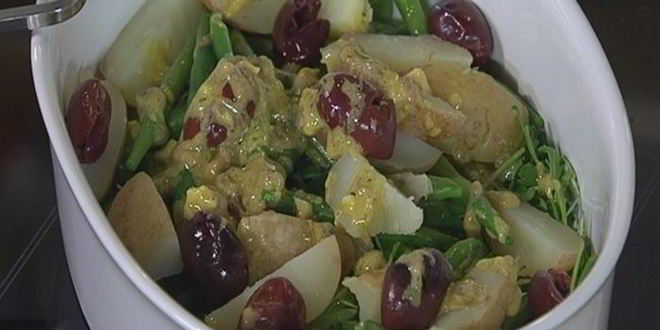 Рецепт салата с картофелем, беконом, фасолью и яйцами пашот