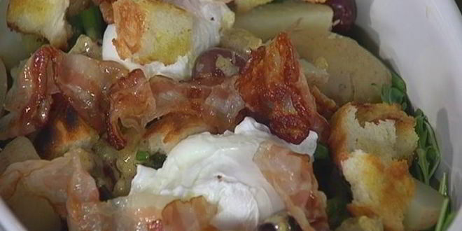 Рецепт салата с картофелем, беконом, фасолью и яйцами пашот