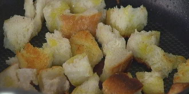 Рецепт салата с картофелем, беконом, фасолью и яйцами пашот