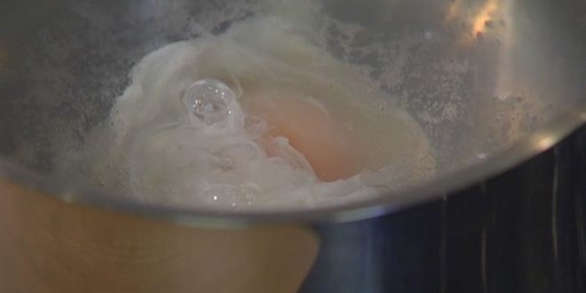 Рецепт салата с картофелем, беконом, фасолью и яйцами пашот