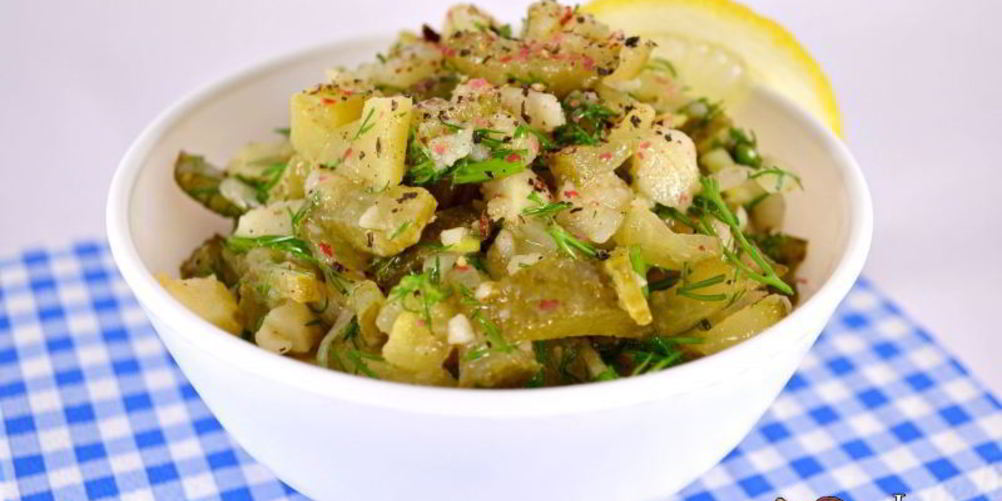 Как приготовить салат с картофелем и маринованными огурцами
