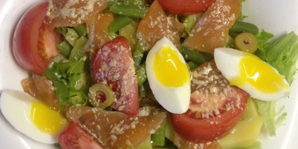 Как приготовить салат с картофелем, помидорами и слабосоленой семгой