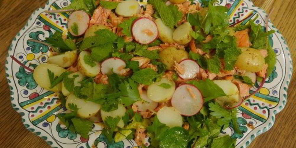 Как приготовить салат с молодым картофелем, редисом и кижучем