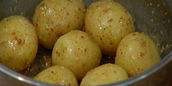 Рецепт салата с молодым картофелем, редисом и кижучем