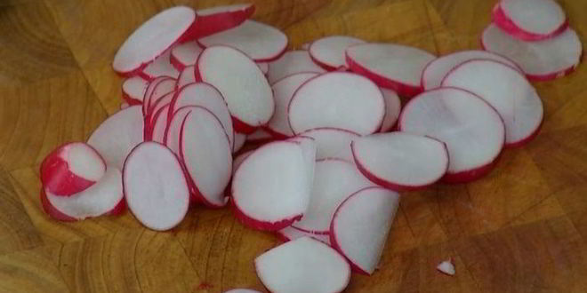 Рецепт салата с молодым картофелем, редисом и кижучем