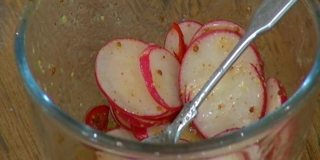 Рецепт салата с молодым картофелем, редисом и кижучем