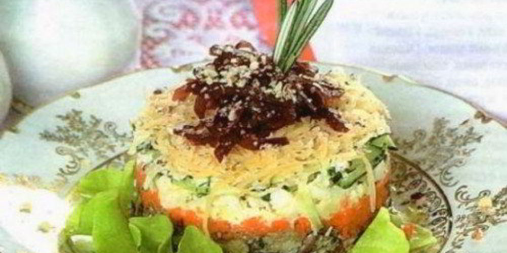 Как приготовить слоеный картофельный салат со шпротами и маслинами