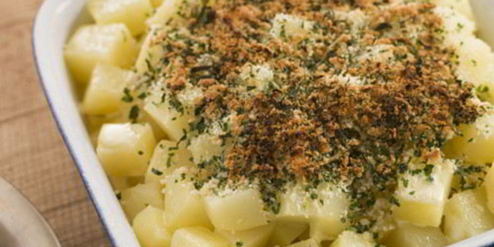 Как приготовить теплый картофельный салат с беконом