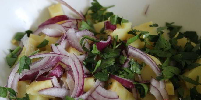 Рецепт теплого картофельного салата с морской капустой