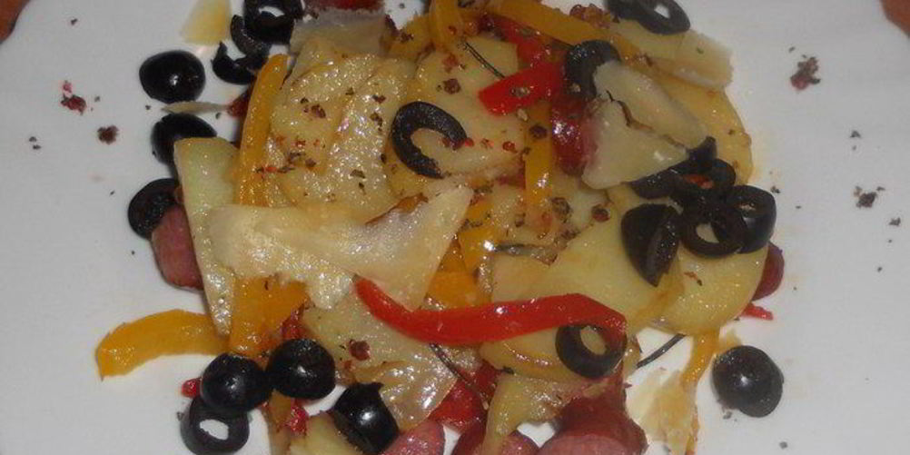 Как приготовить теплый картофельный салат с перцем и охотничьими колбасками