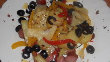 Рецепт Теплого картофельного салата с перцем и охотничьими колбасками