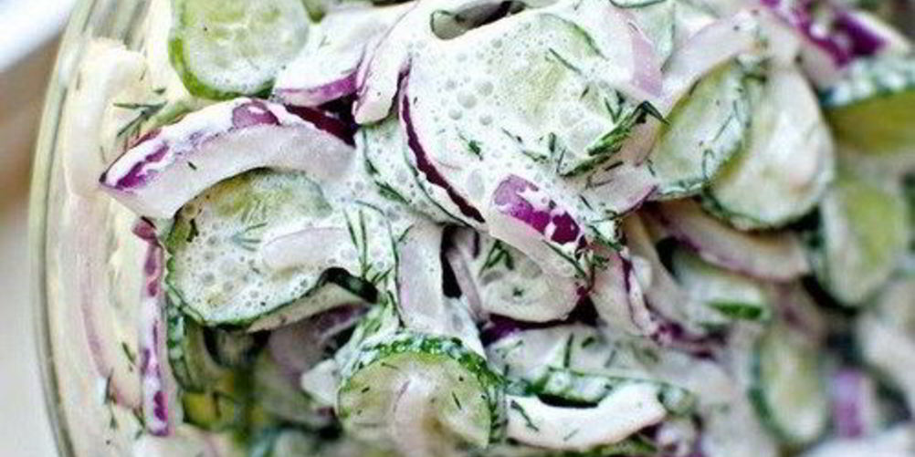 Как приготовить огуречный салат с красным луком в сметанном соусе