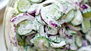 Рецепт Огуречного салата с красным луком в сметанном соусе