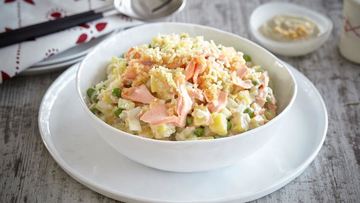 Рецепт Оливье с форелью домашнего копчения