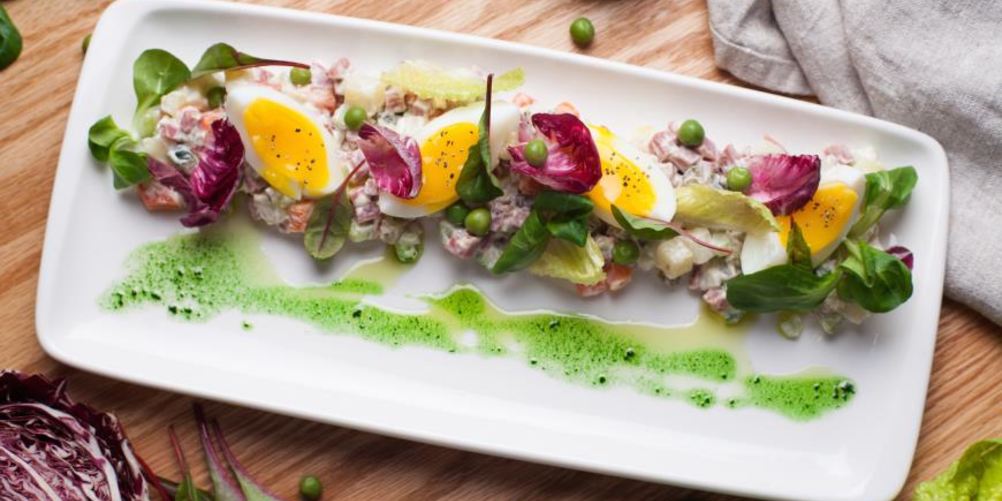 Как приготовить оливье с копченой говядиной и листьями салата